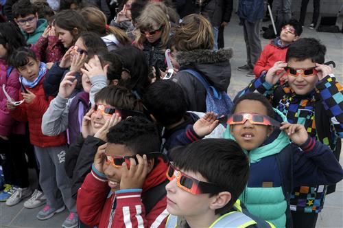kids looking at solar eclipse